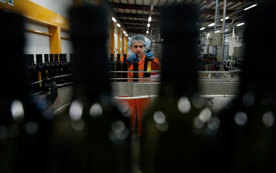 Greece lags in EU wage growth despite rising productivity, report shows