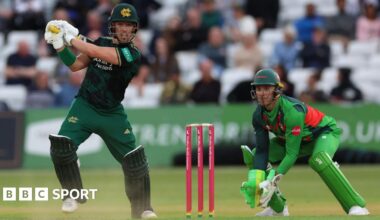 Notts wicketkeeper-batter Tom Moores in action against Leicestershire