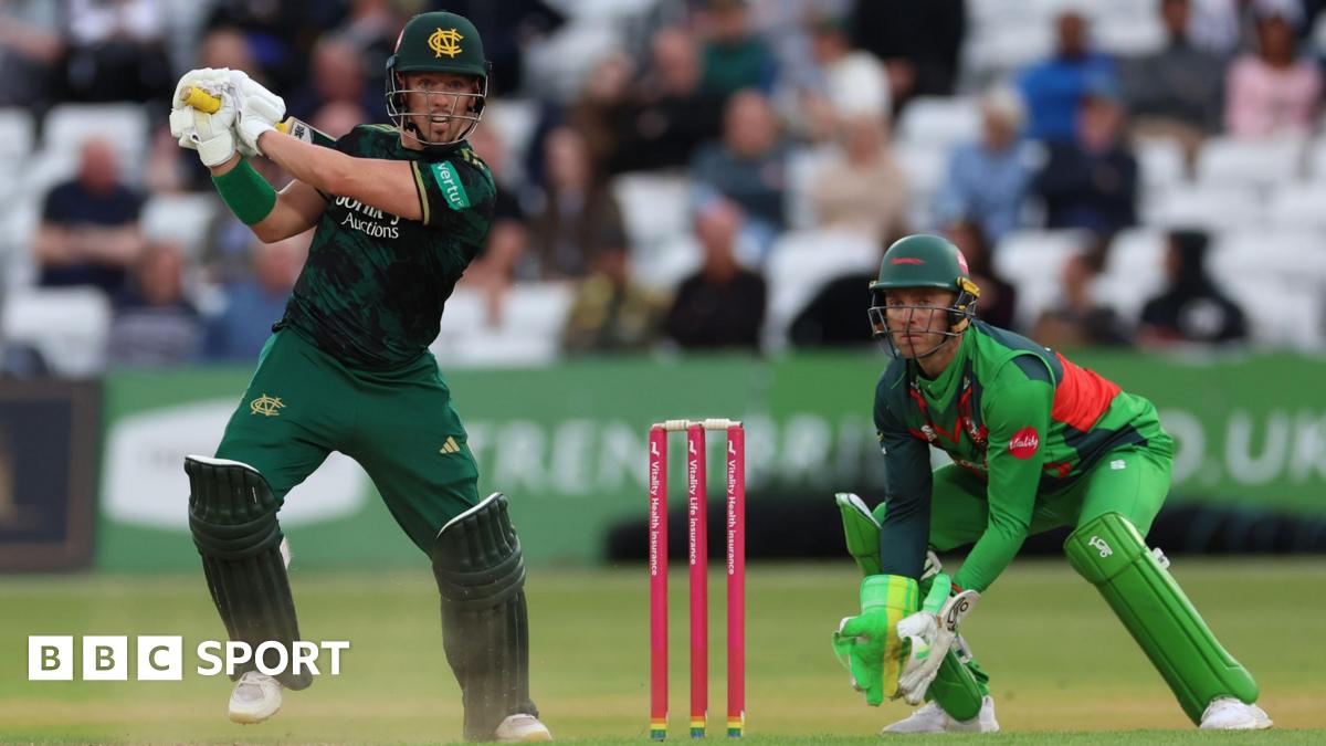 Notts wicketkeeper-batter Tom Moores in action against Leicestershire