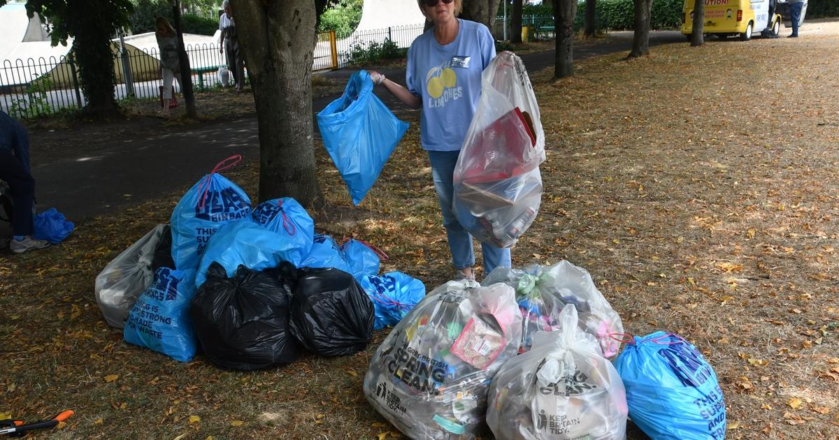 Nailsea Community Clean Up sees volunteers tidy town