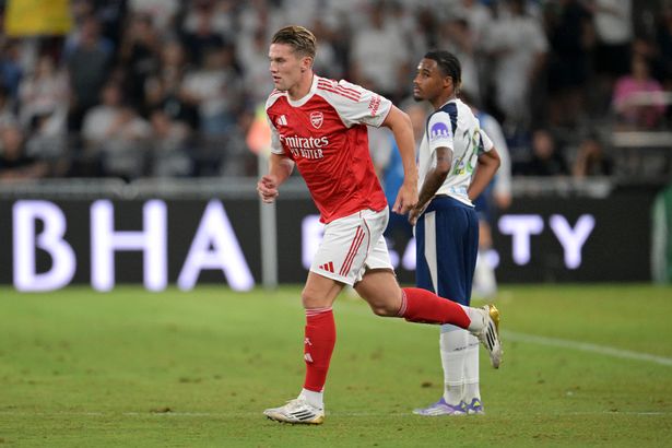 Viktor Gyokeres comes on as a substitute