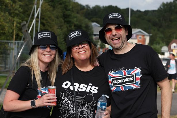 Oasis fans have been soaking up the vibes for night three at Heaton Park