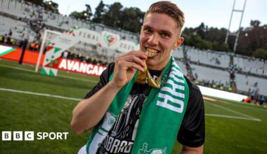 Viktor Gyokeres with his medal for winning the Portuguese Cup