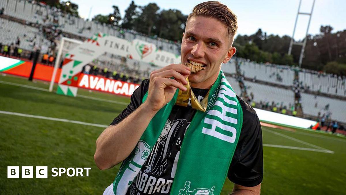 Viktor Gyokeres with his medal for winning the Portuguese Cup