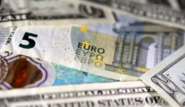 Euro set for first monthly decline this year, focus switches to Fed