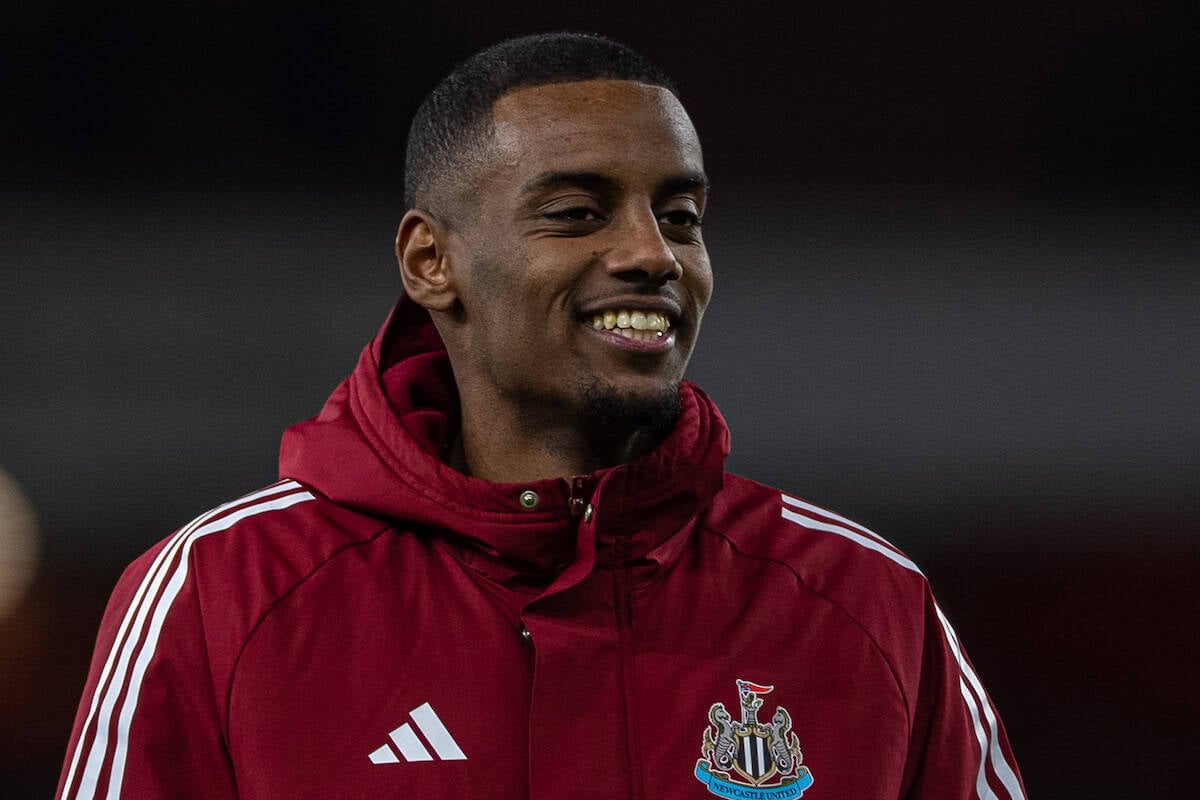 LONDON, ENGLAND - Tuesday, January 7, 2025: Newcastle United's goal-scorers Anthony Gordon (L) and Alexander Isak celebrates after during the Football League Cup Semi-Final 1st Leg match between Arsenal FC and Newcastle United FC at the Emirates Stadium. Newcastle won 2-0. (Photo by David Rawcliffe/Propaganda)