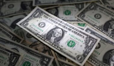 US dollar rises, British pound falls as markets weigh trade deals, Fed rate cut