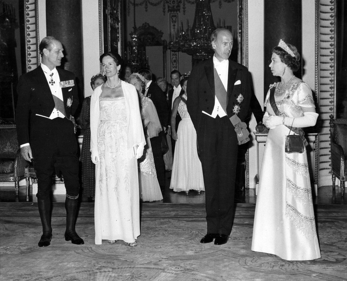 Queen Elizabeth II and the Duke of Edinburgh host a state banquet in honor of President Valéry Giscard d'Estaing of France on June 22, 1976 (Smith Archive/Alamy)