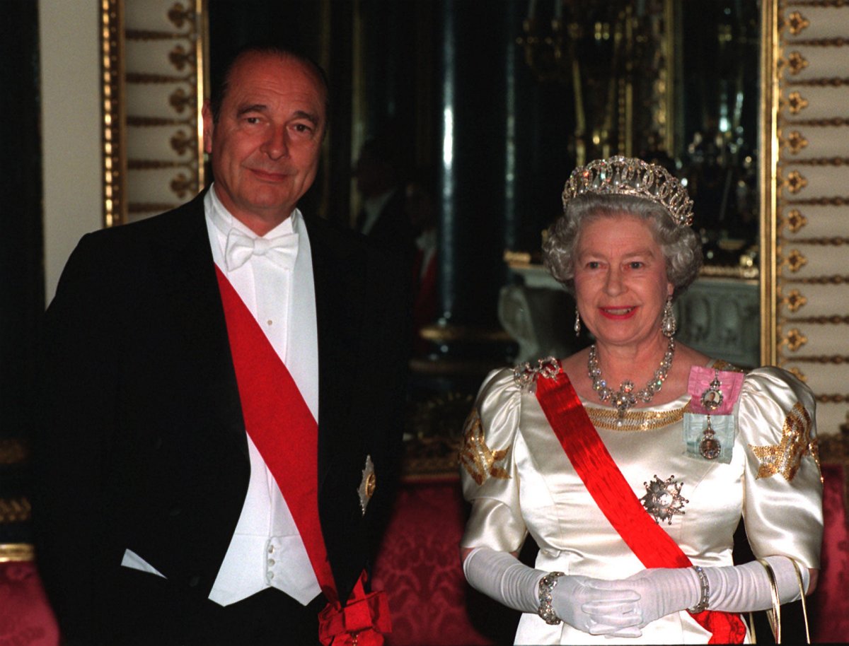 Queen Elizabeth II hosts a state banquet at Buckingham Palace in honor of President Jacques Chirac of France on May 14, 1996 (John Stillwell/PA Images/Alamy)