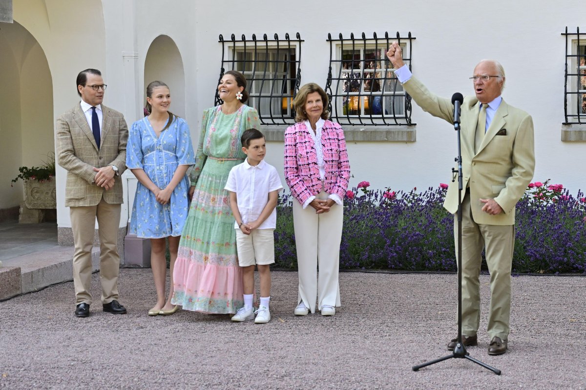 King Carl XVI Gustaf of Sweden leads cheers during the celebration of Crown Princess Victoria's birthday at Solliden Palace on Öland on July 14, 2025 (Jonas Ekströmer/TT News Agency/Alamy)