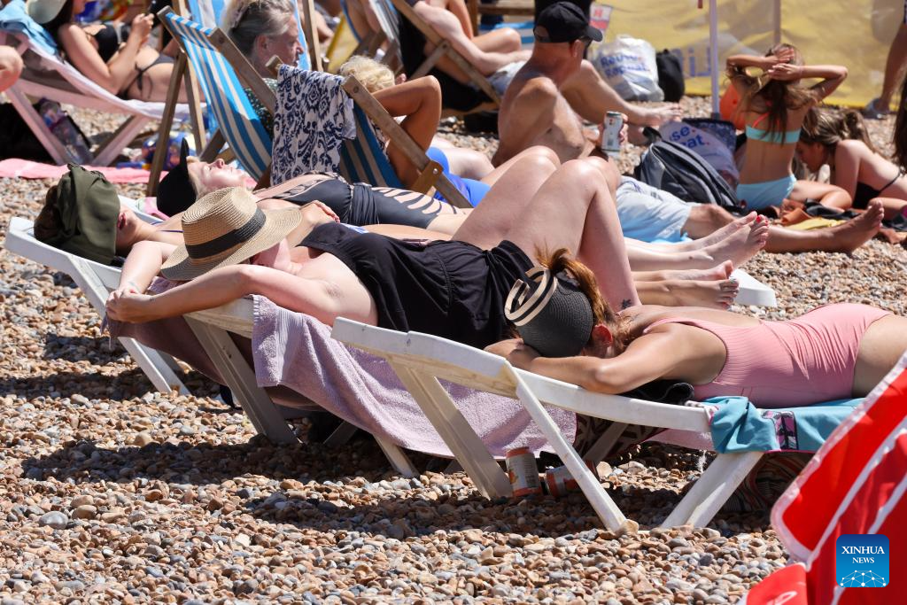 People enjoy leisure time at beach of Brighton, Britain-Xinhua