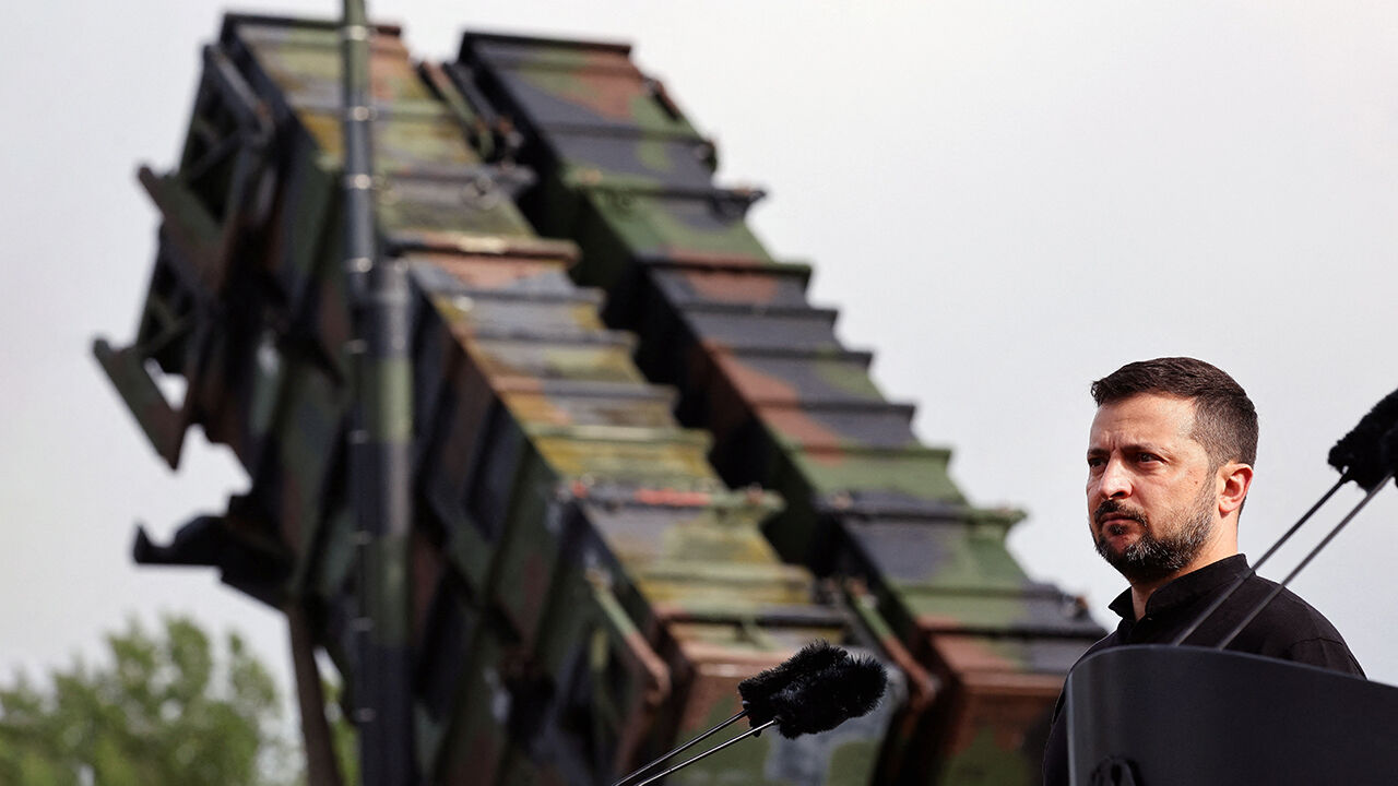 Ukrainian President Volodymyr Zelensky during a visit to a military training area for the training of Ukrainian soldiers on the “Patriot” anti-aircraft missile system