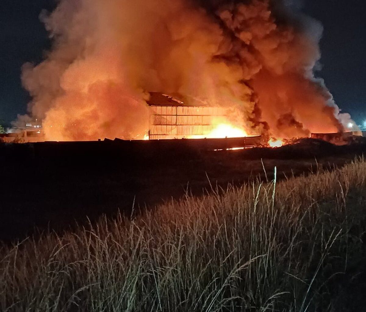 150 firefighters battle huge blaze at warehouse in southeast London