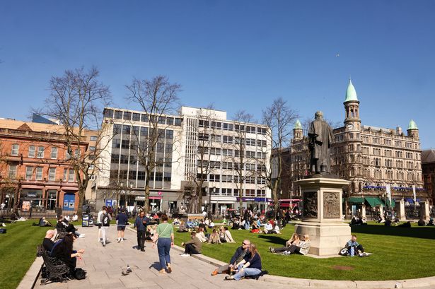 A sunny April day at Belfast City Hall