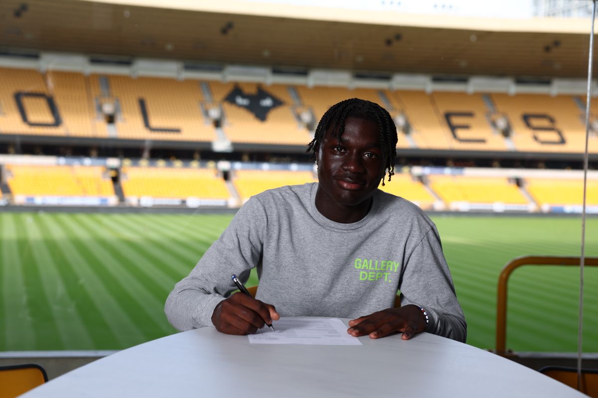 Mateus Mane signs his first professional contract with Wolves, aged 17 (Picture: Wolves)