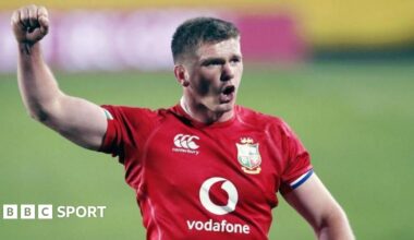 Owen Farrell kicking the ball against South Africa