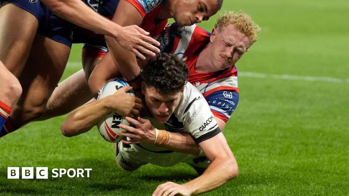 Lewis Martin scores a try for Hull FC