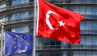EU eases Schengen access for Turks, urged to revive visa-free talks