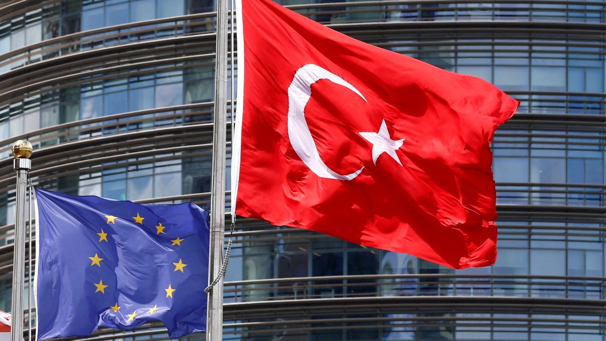 EU eases Schengen access for Turks, urged to revive visa-free talks