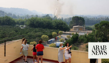Thousands told to stay home as Spain forest fire rages on