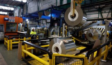 Euro zone growth holds up better than feared in Q2