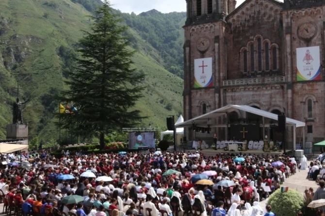 Youth event in Spain draws thousands who are embracing holiness