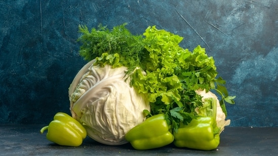 Cucumbers, cabbage, celery, bell peppers, mushrooms, cauliflower, and spinach should all be a part of your diet. (Freepik)