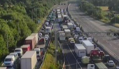 M42 traffic LIVE: Chaos after incident sparks 45 minutes delays and 3 miles of congestion - Daily Express