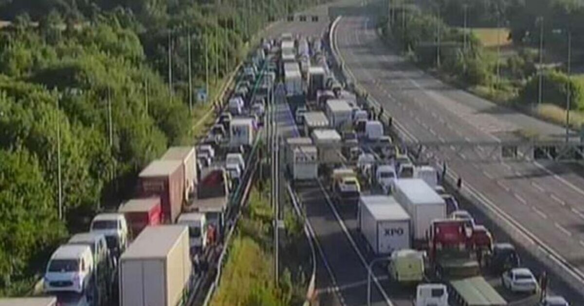 M42 traffic LIVE: Chaos after incident sparks 45 minutes delays and 3 miles of congestion - Daily Express