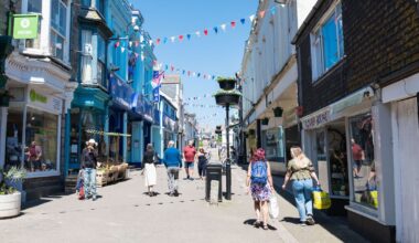 The seaside town thriving with local shops as tourists abandon rival | UK | News