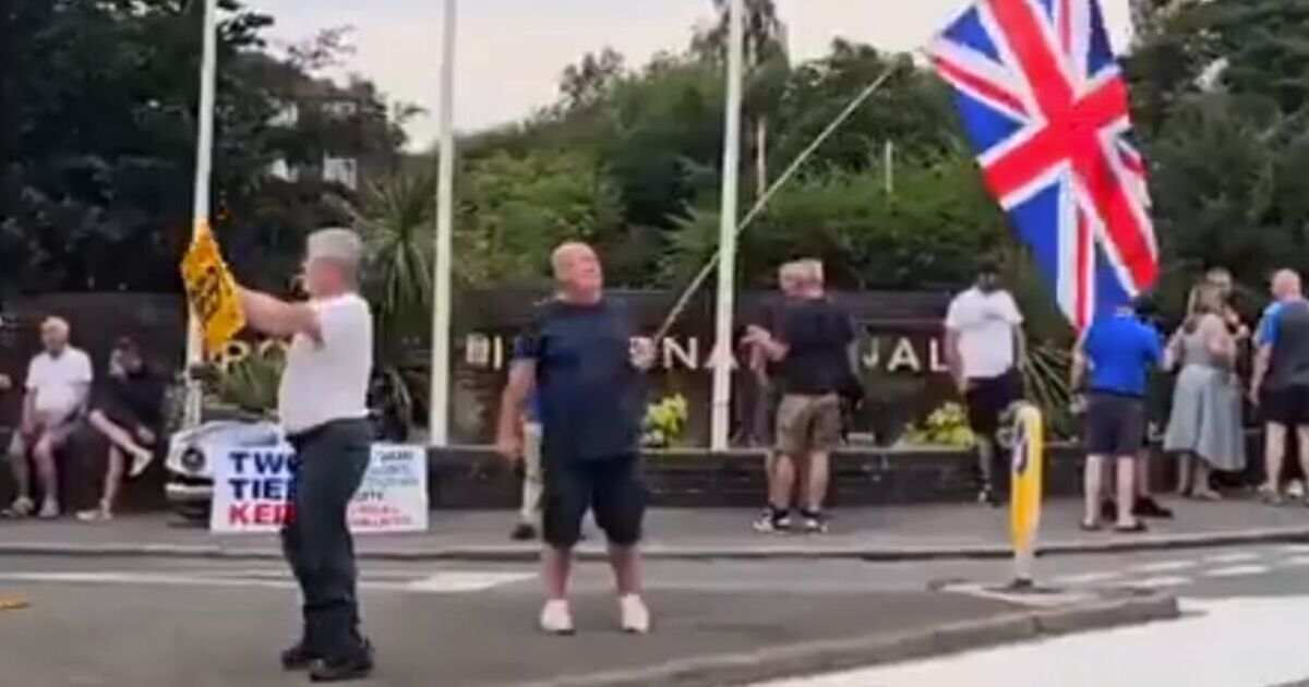 UK town erupts as furious locals protest against migrant hotel | UK | News