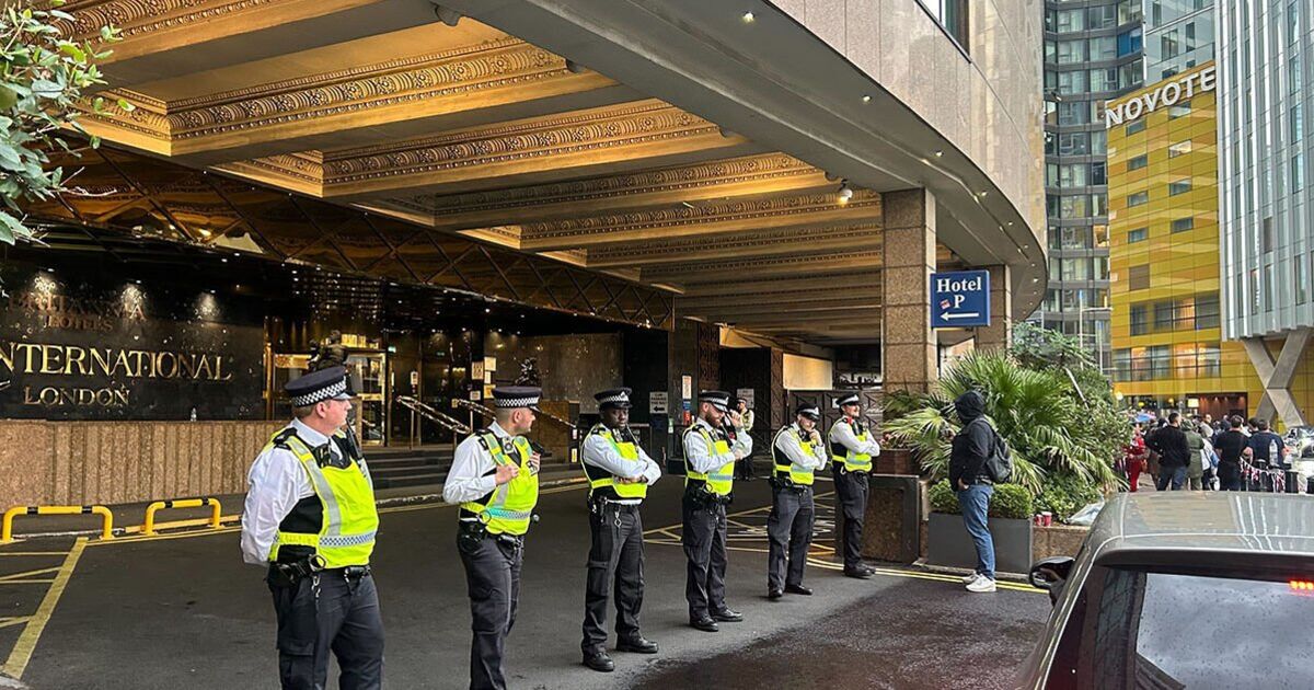 London migrant protest LIVE: Britannia hotel swarmed by cops as crowd in England flags | UK | News