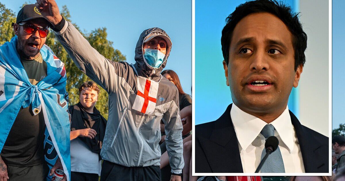 Reform UK chief erupts as migrant hotel protest 'censored' under new law | UK | News