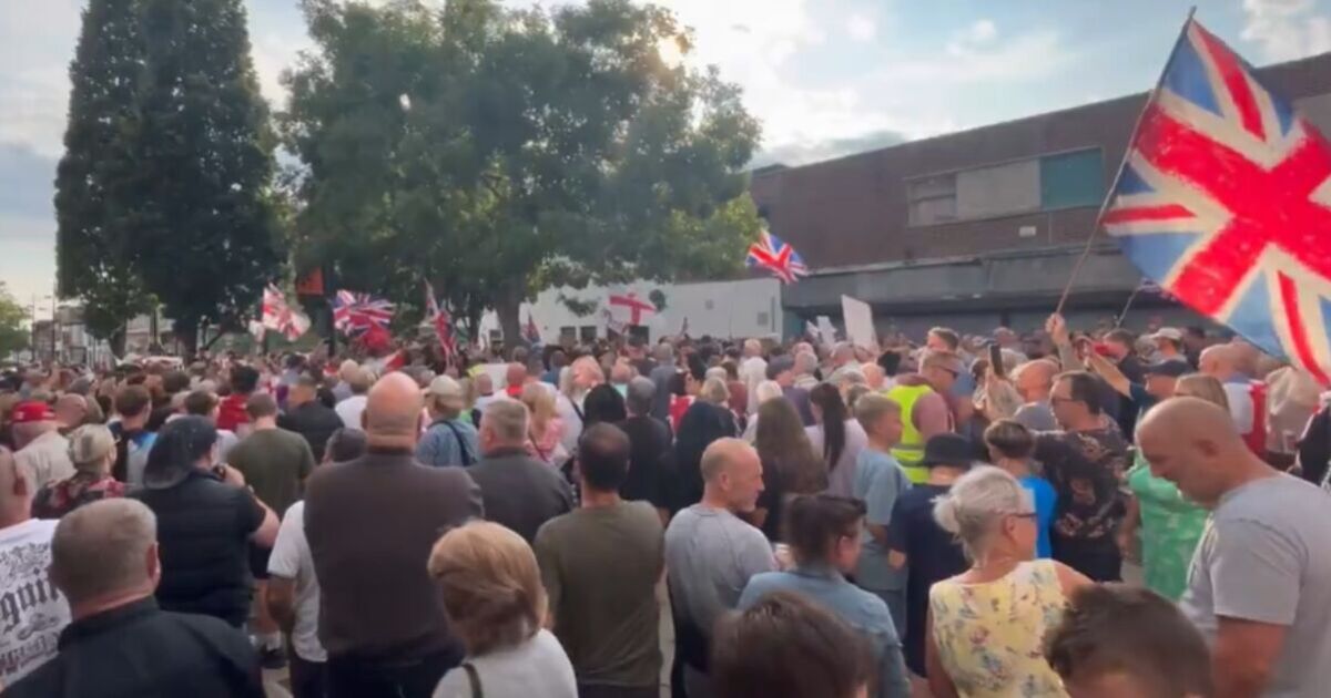 Fury erupts in Waterlooville as hundreds protest 'utterly inappropriate' migrant plans | UK | News