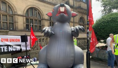 Unite and GMB unions clash over Sheffield bin strike