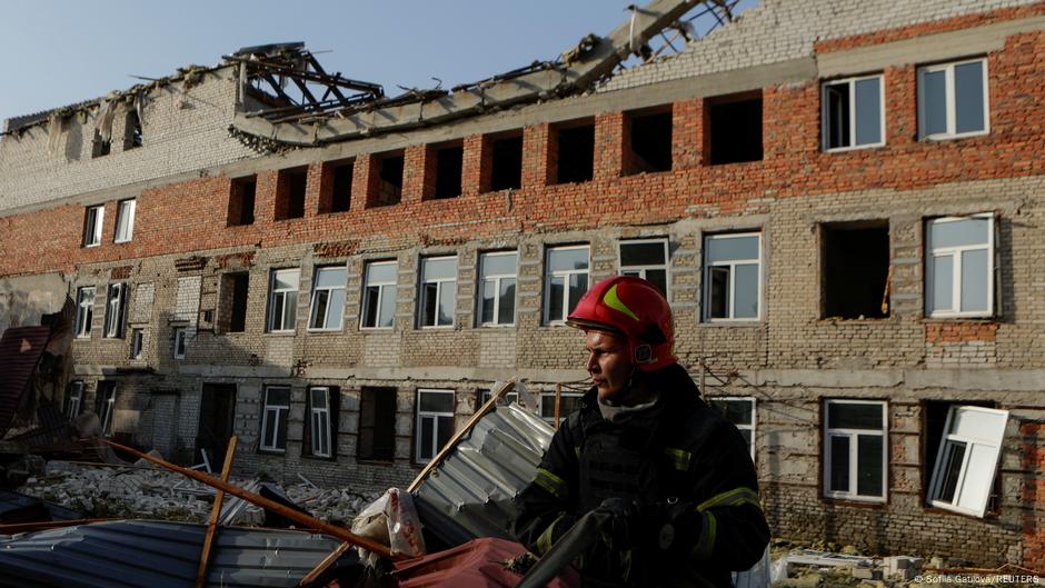 Russian strikes damage Kharkiv maternity ward – DW – 07/11/2025