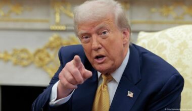 Trump strikes tariff deal with S. Korea as deadline nears – DW – 07/31/2025