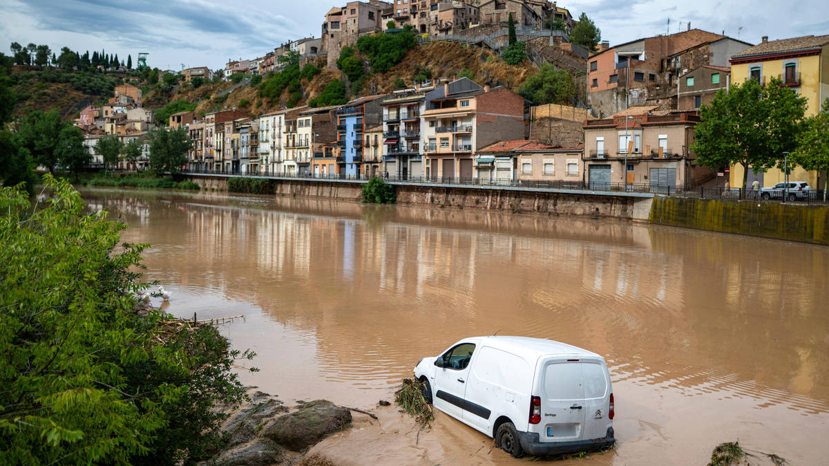 Spain storm warning as 100mm of rain fell in an hour submerging tourist hotspot