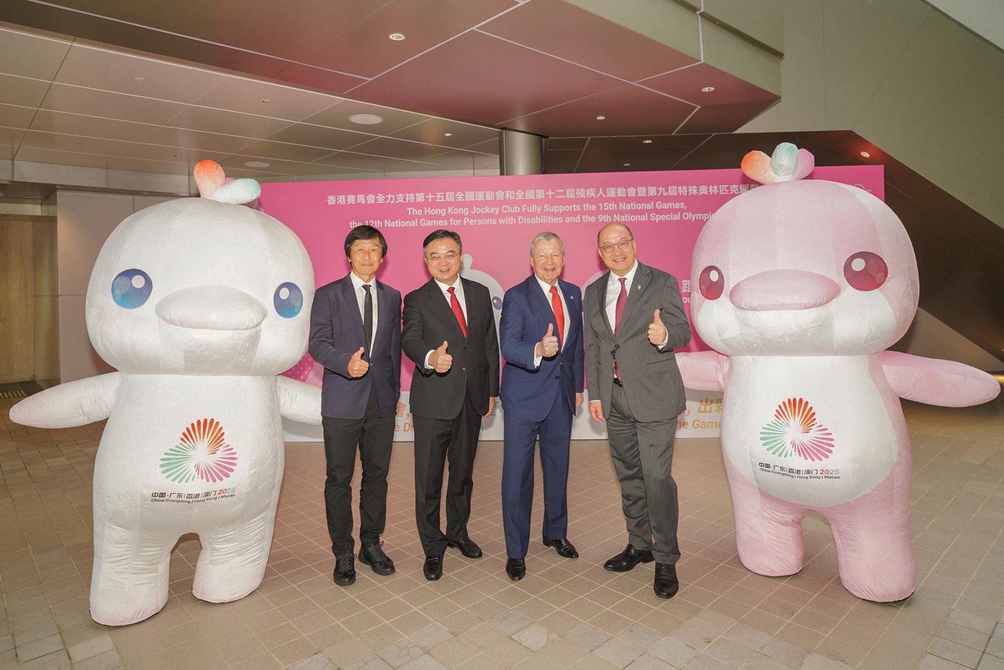 Yeung Tak-keung, Cui Jian, Winfried Engelbrecht-Bresges and Raymond Tam with mascots for the National Games. Photo: HKJC