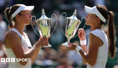 Elise Mertens and Veronika Kudermetova with the Wimbledon women's doubles trophy