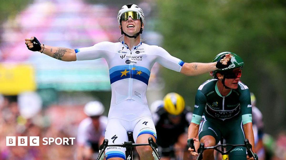 Lorena Wiebes holds out her arms and sits on a bike