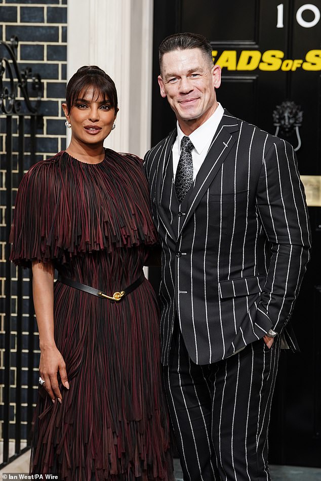 The leading stars posed for photos together