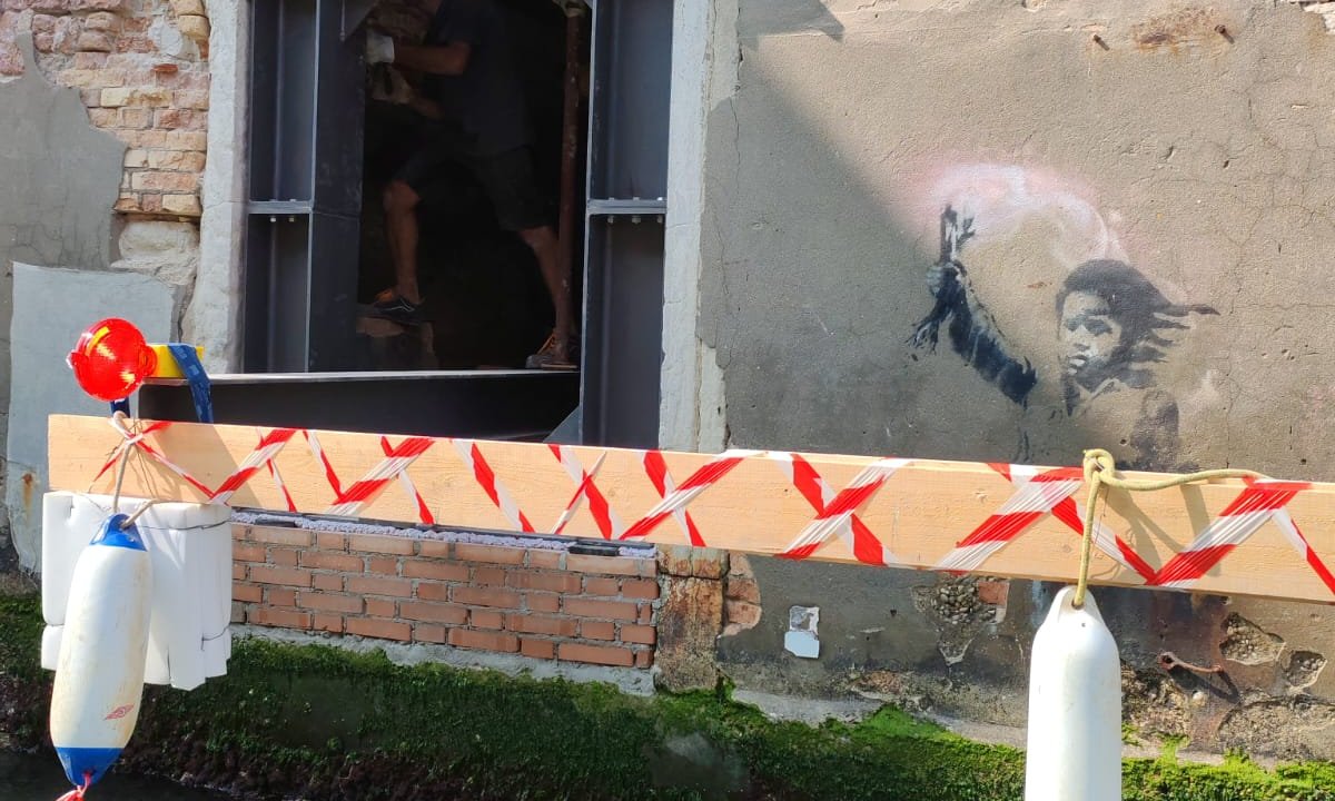 Venice Banksy mural removed as part of ‘innovative’ restoration project - The Art Newspaper