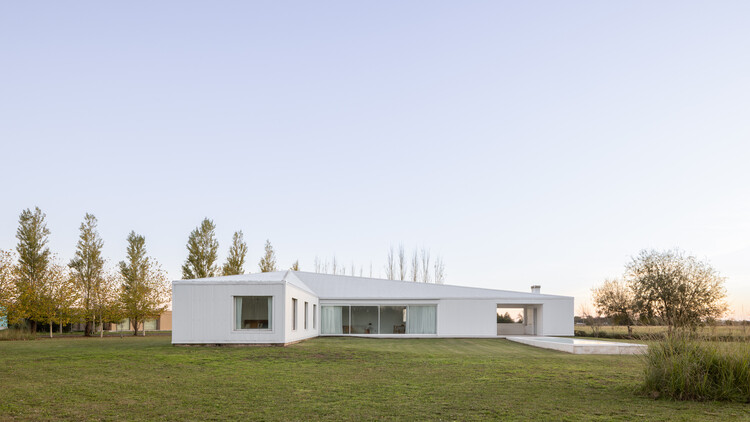 Monte House / Meneghetti Arquitectos - Image 1 of 28