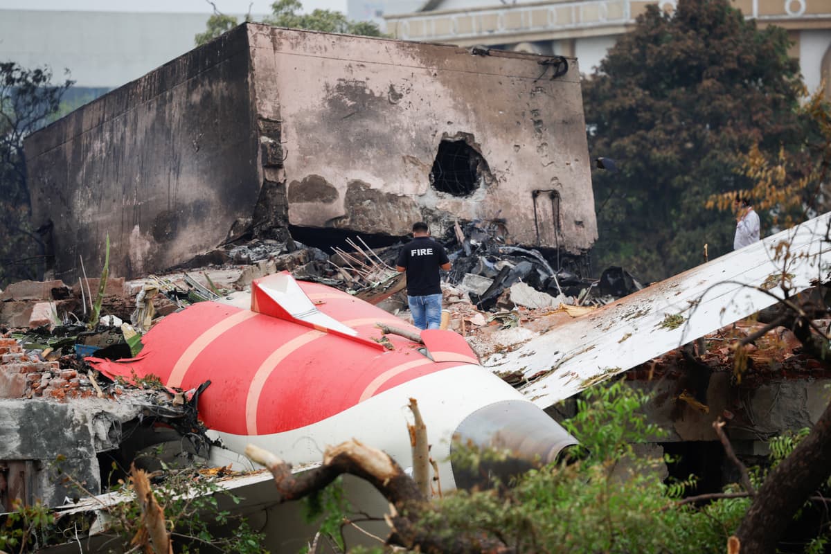 Air India crash probe 'focussing on pilot error after no plane fault found' - London Evening Standard
