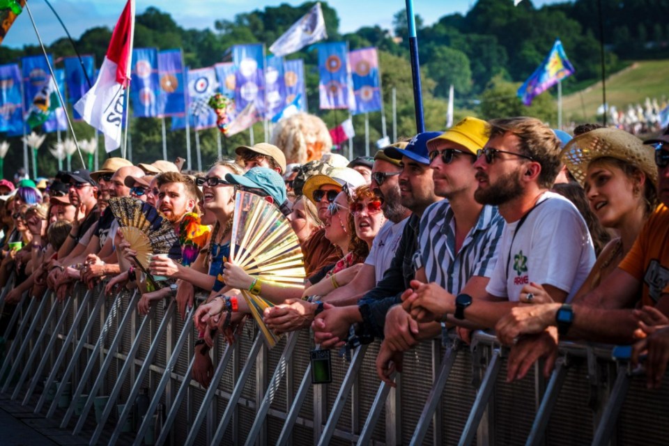 Alamy Live News. 3BN0JTP Pilton, UK. 29th June, 2025. The crowd as Snow Patrol performs on the Other Stage during the 2025 Glastonbury Festival at Worthy Farm. Many in the front row are seen cooling themselves with fans. Picture Credit: Julie Edwards./Alamy Live News This is an Alamy Live News image and may not be part of your current Alamy deal . If you are unsure, please contact our sales team to check.