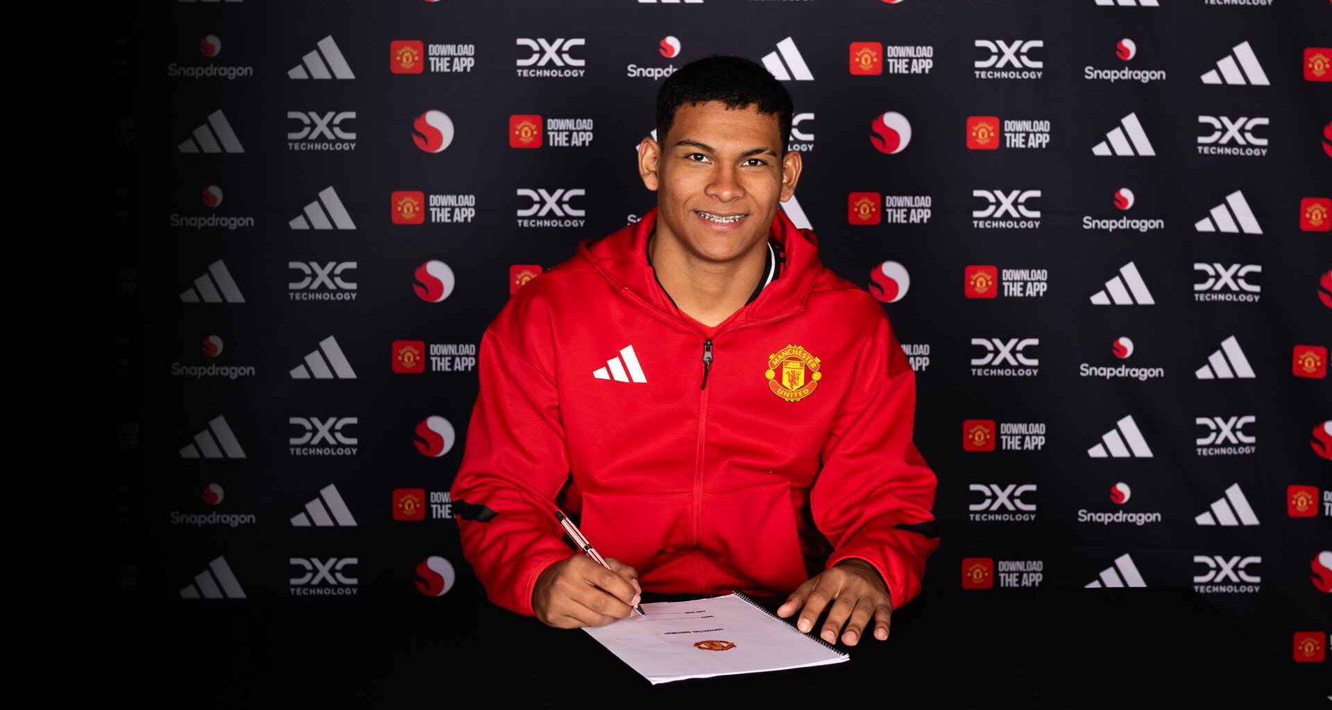 Diego Leon signs for United - Manchester United