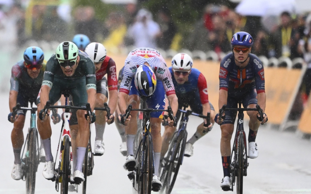 Tobias Lund Andresen 3rd in wet and chaotic sprint into Valence
