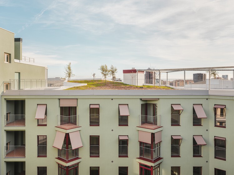Illa Glòries Social Housing / Cierto Estudio - Exterior Photography, Balcony
