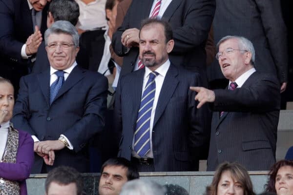 16.10.2010, Vicente Calderon Stadion, Madrid, ESP, Primera Division, Atletico Madrid vs FC Getafe, im Bild Atletico de Madrid's President Enrique Cerezo (l) and Getafe's President Angel Torres (c) and Getafe City's Mayor Pedro Castro. EXPA Pictures © 2010, PhotoCredit: EXPA/ Alterphotos/ Acero +++++ ATTENTION - OUT OF SPAIN / ESP +++++